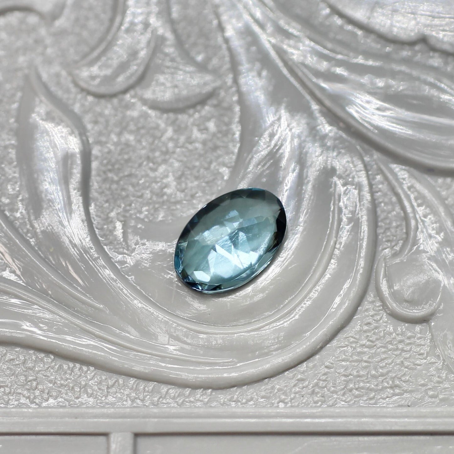 オーバルカット バイカラーゾイサイト 0.48ct  5.8mm×3.8mm×2.1mm 【MJ2527】