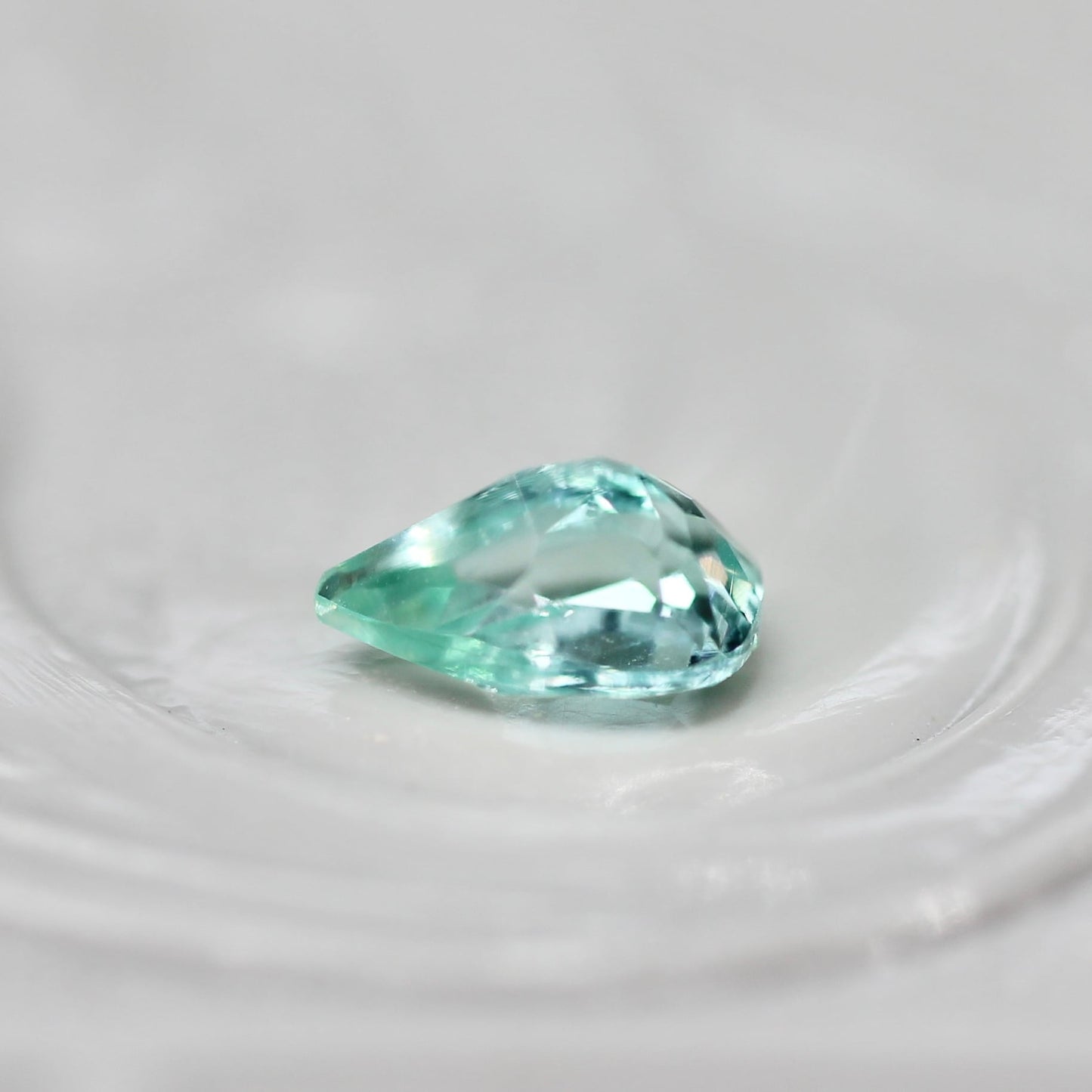 パライバカラーベリル 0.20ct ペアシェイプカット 4.8mm×3.4mm×2.7mm【MJ2715】