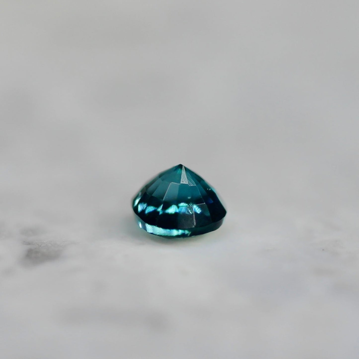 グランディディエライト 0.04ct ラウンドカット 2.2mm×2.2mm×1.7mm【MJ2692】