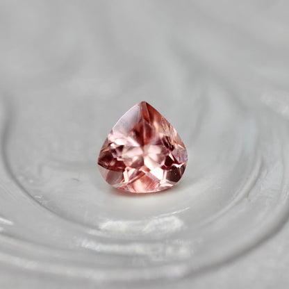 ラブラドライト 0.23ct マロンカット 4.2mm×4.1mm×2.9mm【MJ2567】