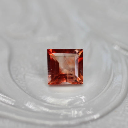 バイカラーラブラドライト 0.31ct スクエアカット 4.2mm×4.2mm×2.7mm【MJ2697】
