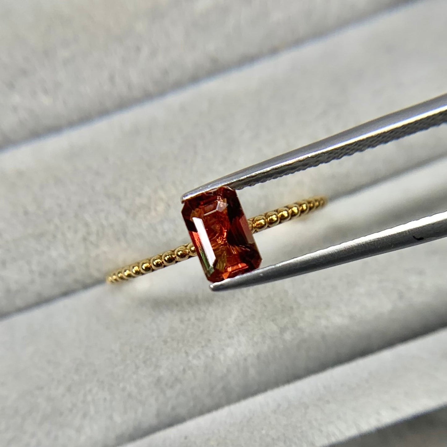 エメラルドカット バイカラーラブラドライト 0.54ct 3.7mm×5.7mm-2.7mm 【MJ2509】