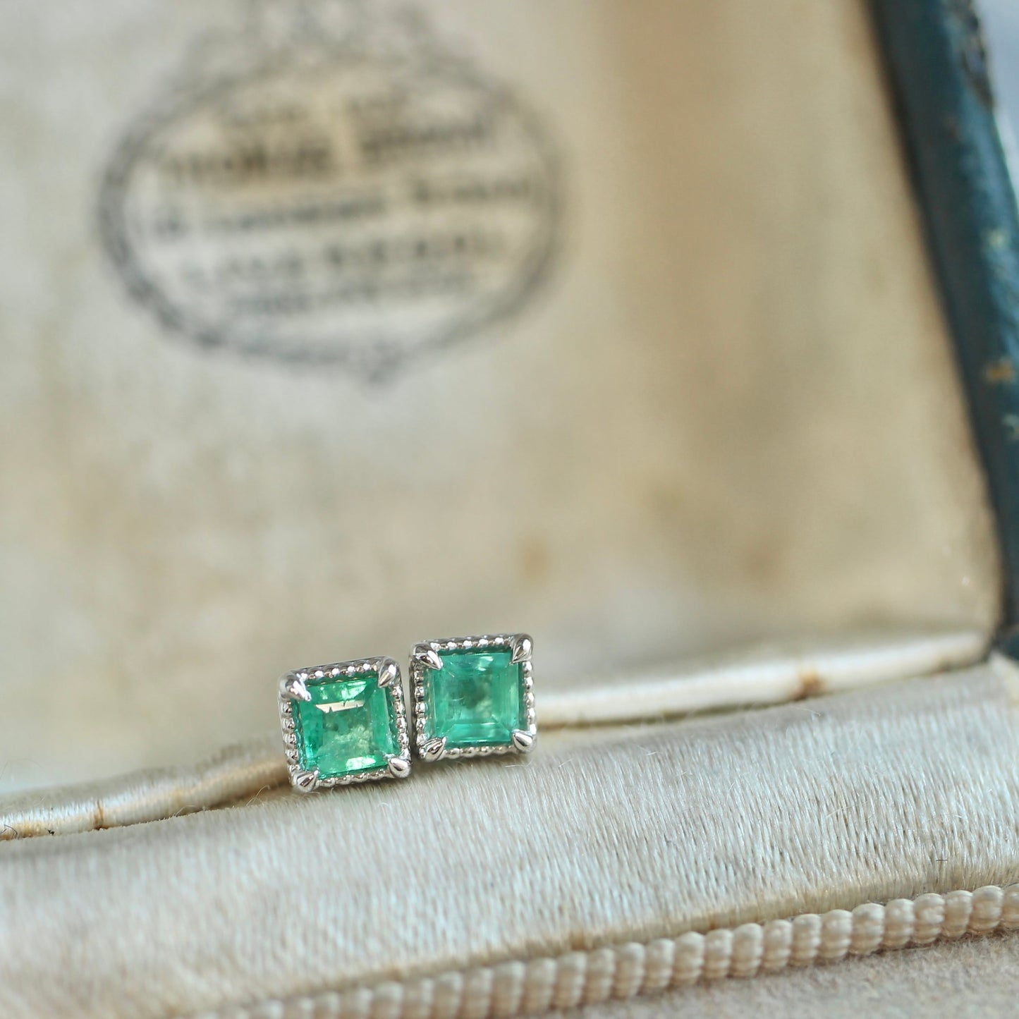 エメラルド 0.13ct スクエアカット 3.0mm×2.9mm×2.2mm【MJ2676】