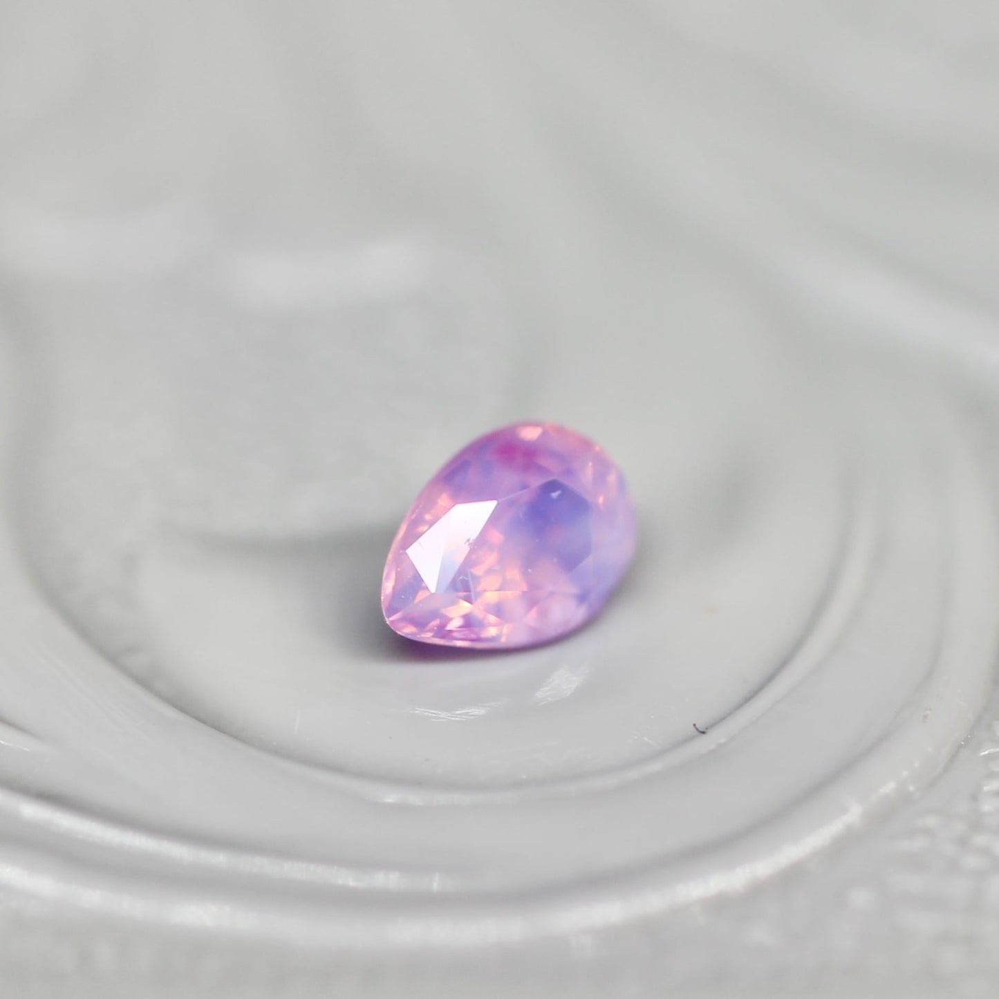 ペアシェイプカット シルキーパープルピンク バイカラーサファイア　0.20ct  3.7mm×2.6mm×1.9mm 【MJ2524】