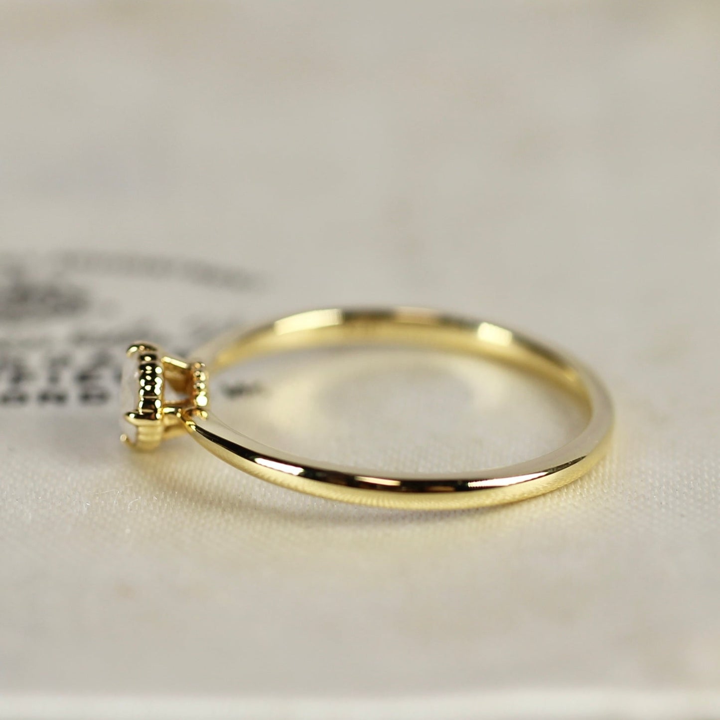 ホワイト系ダイヤモンド 0.22ct K18YG ラウンドブリリアントカット ミルフレーム×テーパーアーム【MJ2841】