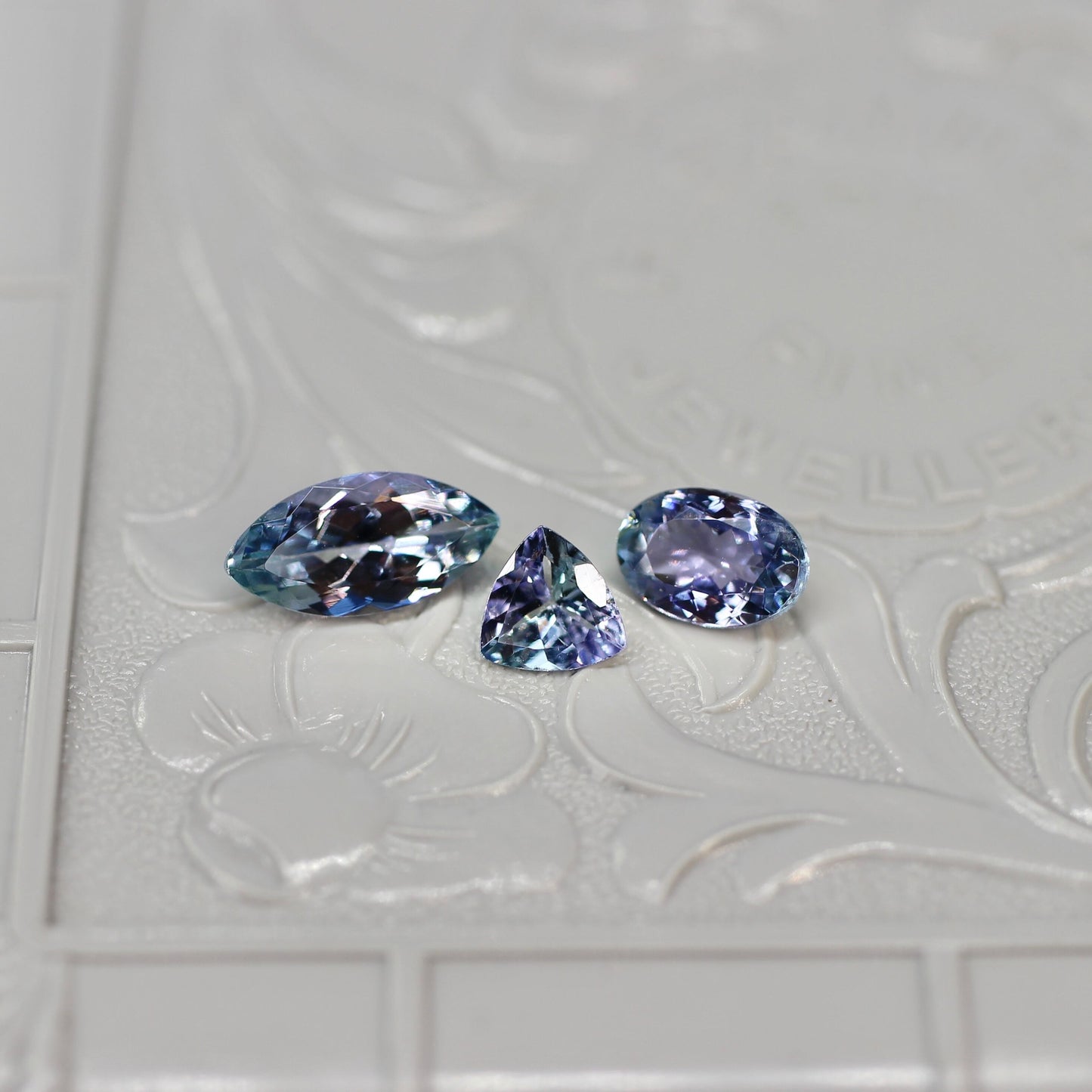 バイカラーゾイサイト 1.10ct マーキスカット 5.1mm×9.9mm×3.4mm【MJ2594】