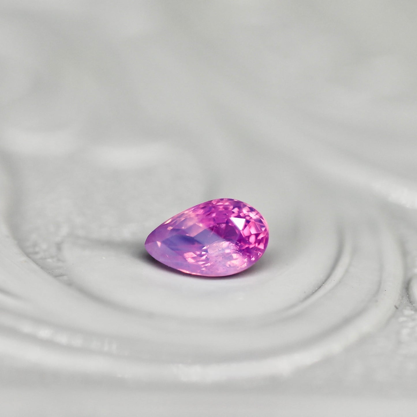 ペアシェイプカット シルキーパープルピンク バイカラーサファイア　0.19ct  3.5mm×2.5mm×1.8mm 【MJ2521】