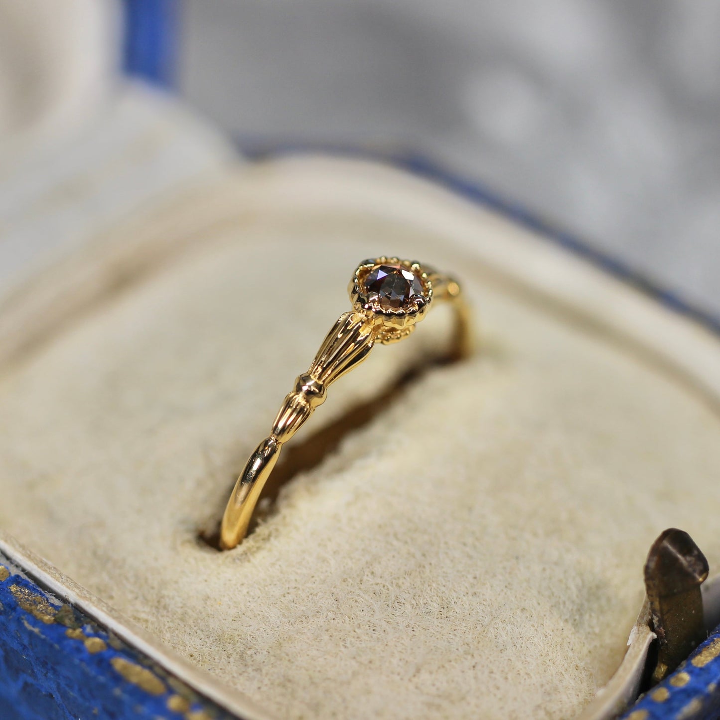 ローズカットブラウンダイヤモンド0.1ct K10YG ミルフレーム×アンティークアーム