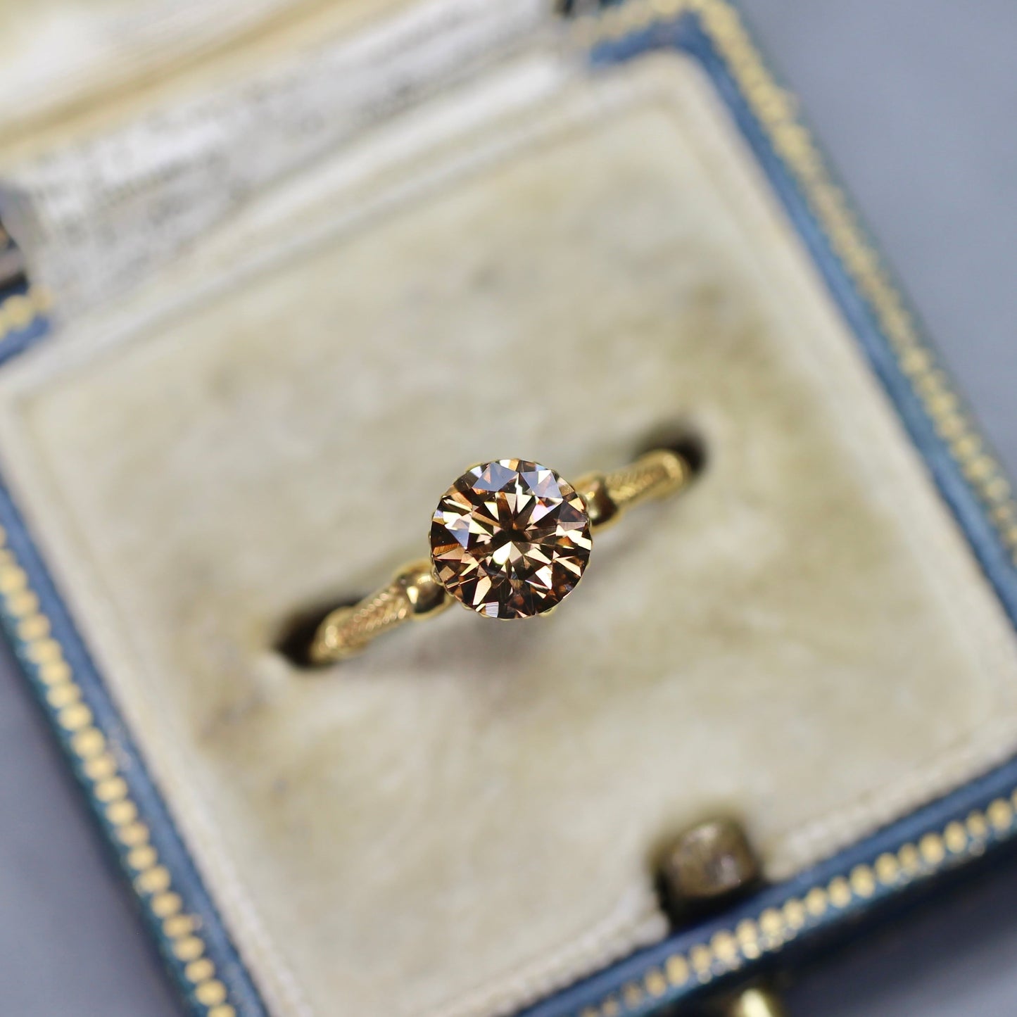 コニャックブラウンダイヤモンド 0.917ct VS-2 Very Good ラウンドブリリアントカット【MJ2677】