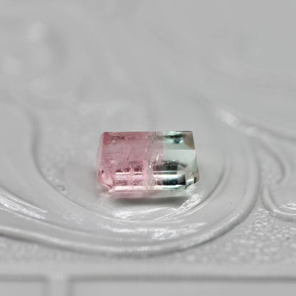 バイカラートルマリン 0.80ct エメラルドカット 6.2mm×4.2mm×3.7mm【MJ2669】