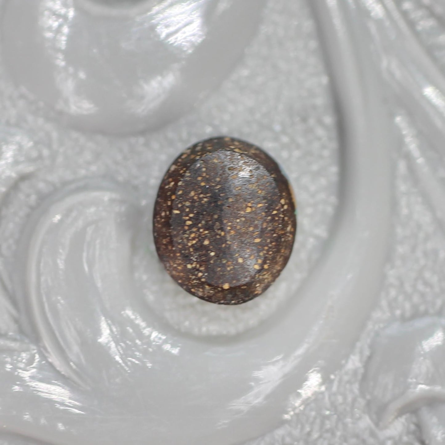 ボルダーオパール 0.38ct オーバルカボションカット 5.2mm×4.6mm×2.0mm【MJ2648】