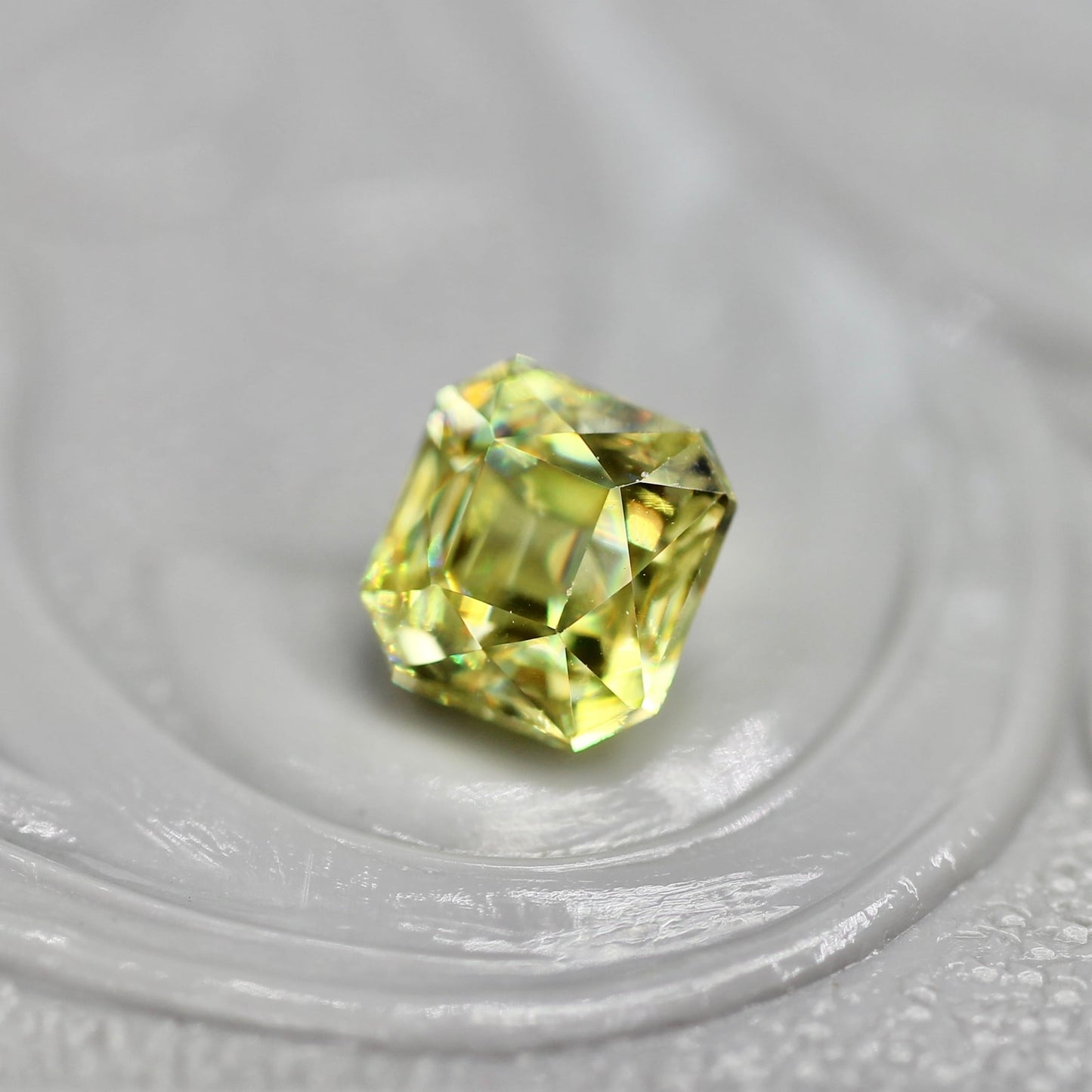 スフェーン 0.50ct ラディアントミックスカット 4.0mm×3.7mm×2.8mm【MJ2724】