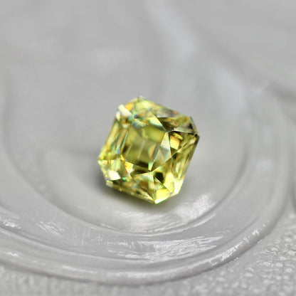 スフェーン 0.50ct ラディアントミックスカット 4.0mm×3.7mm×2.8mm【MJ2724】