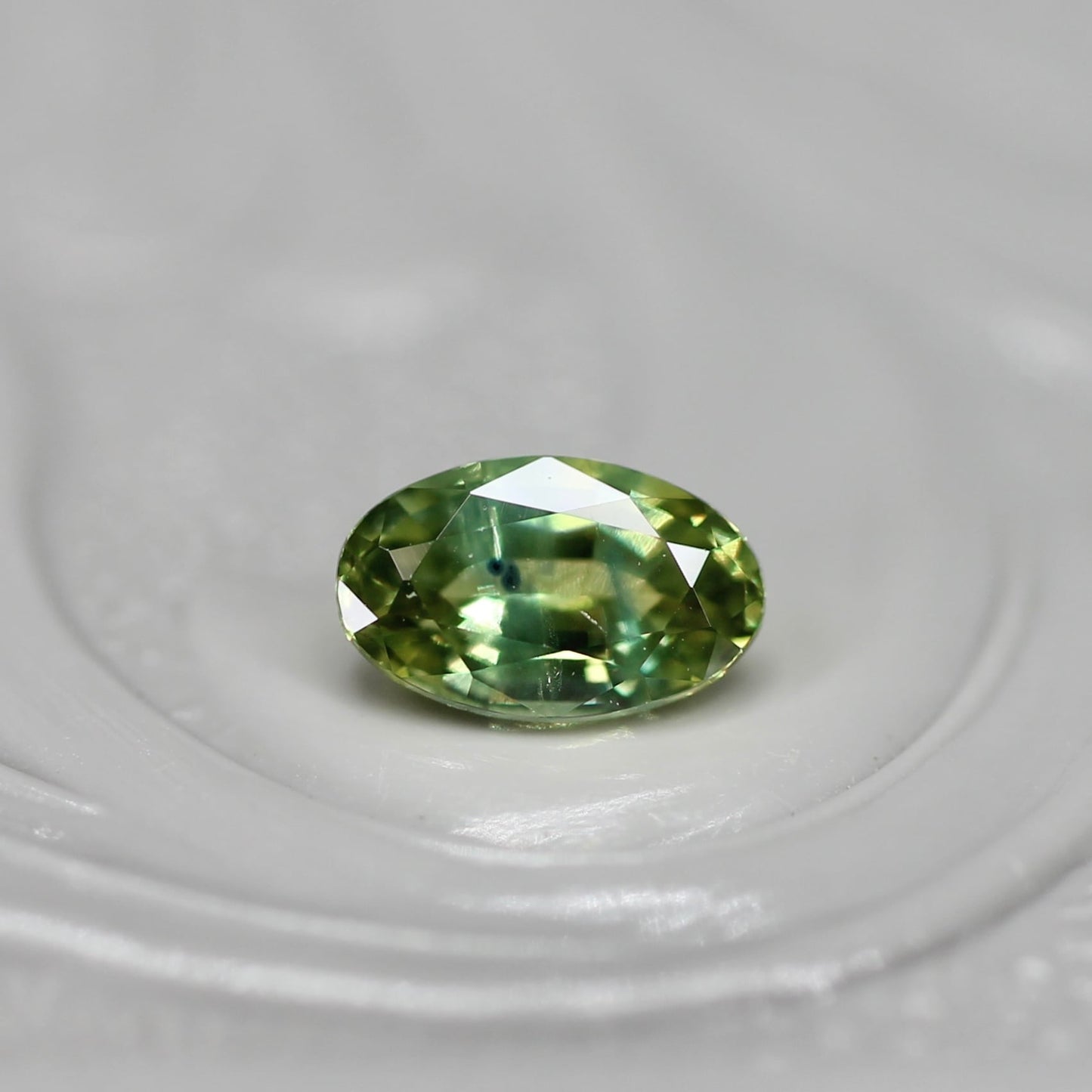 モンタナサファイア 0.32ct オーバルカット  5.1mm×3.1mm×2.3mm【MJ2735】