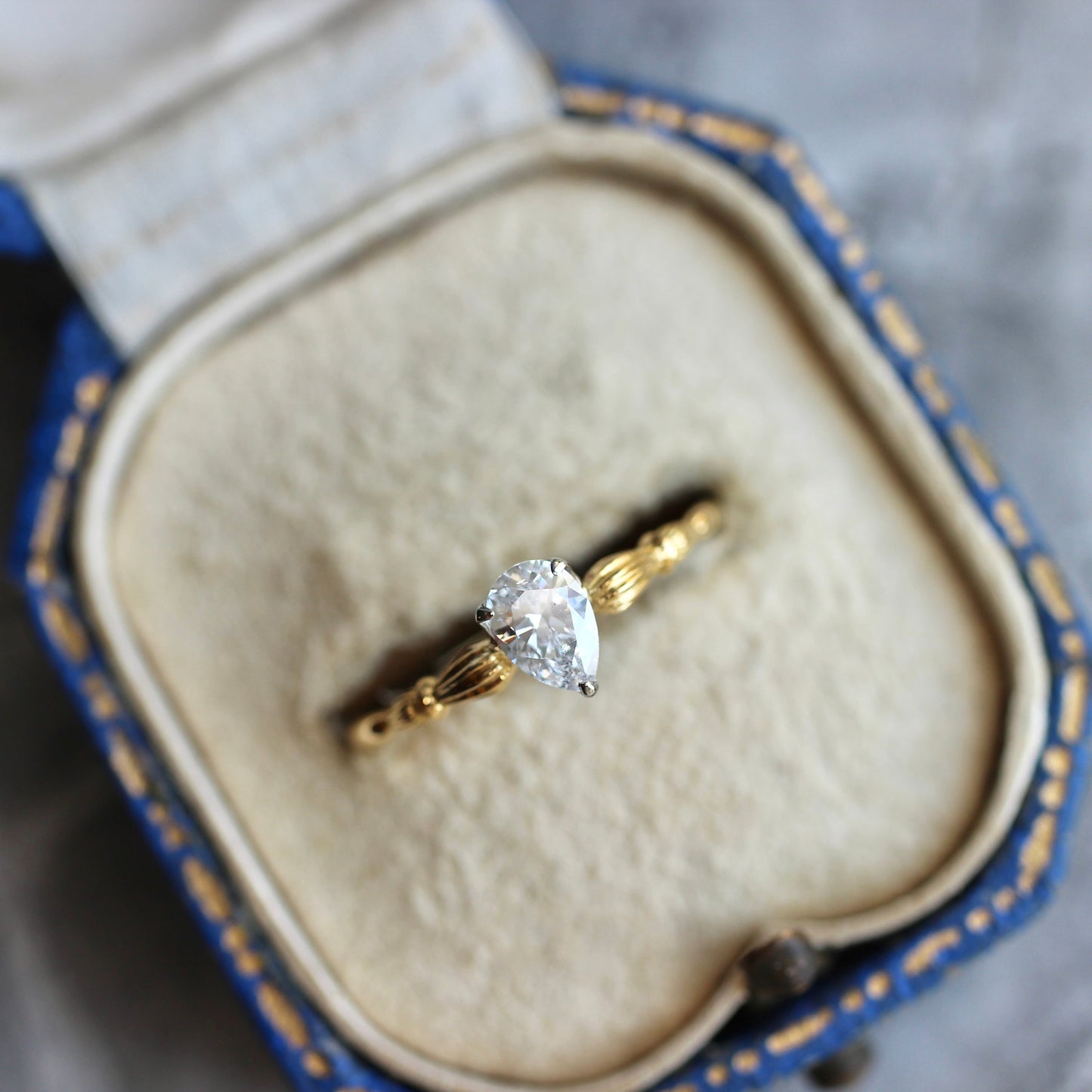 無色ダイヤモンド 0.370ct ペアシェイプカット 爪留め×アンティークアーム リング K18YG Pt900 【MJ2404】