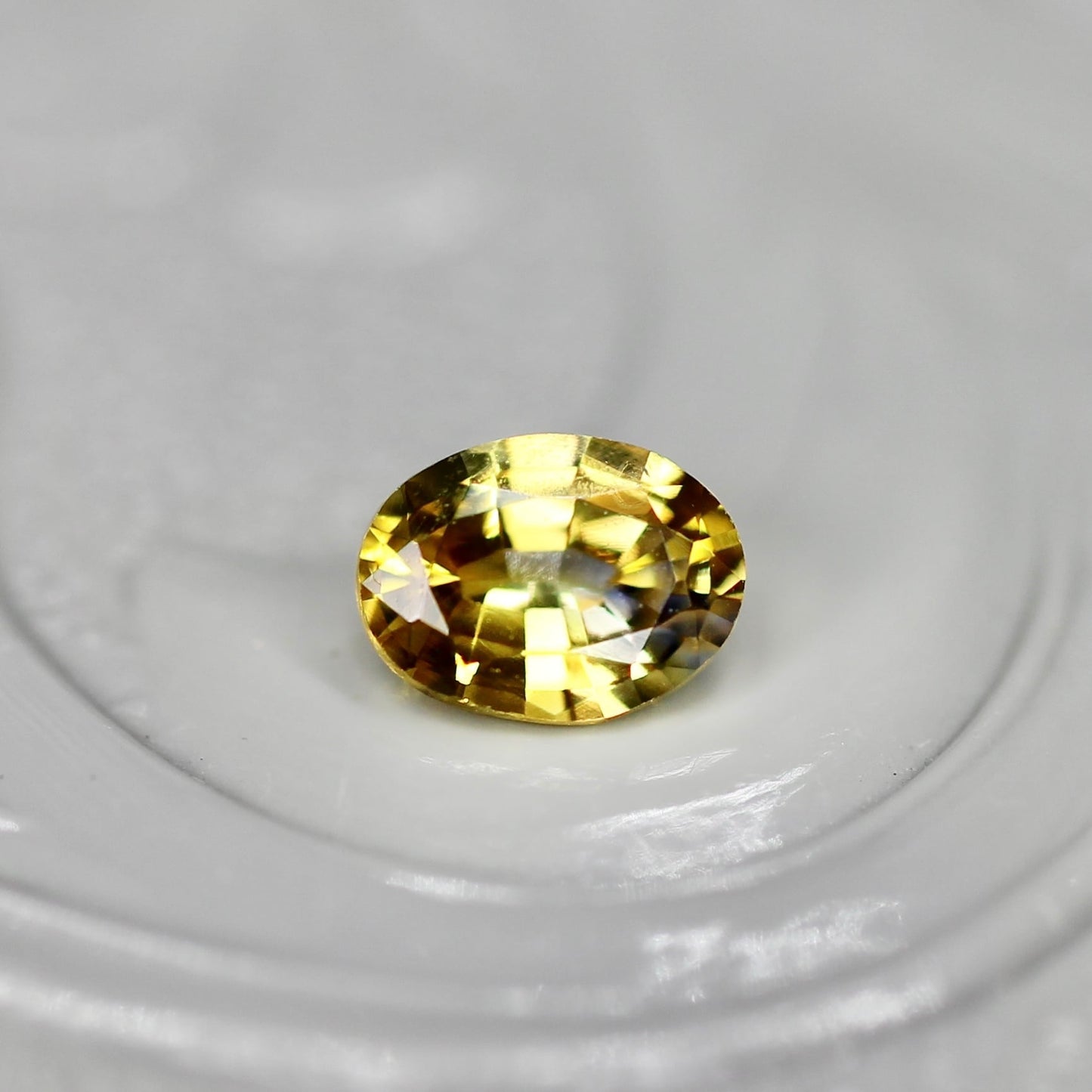 バイカラーサファイア 0.23ct オーバルカット 4.3mm×3.3mm×2.2mm【MJ2559】