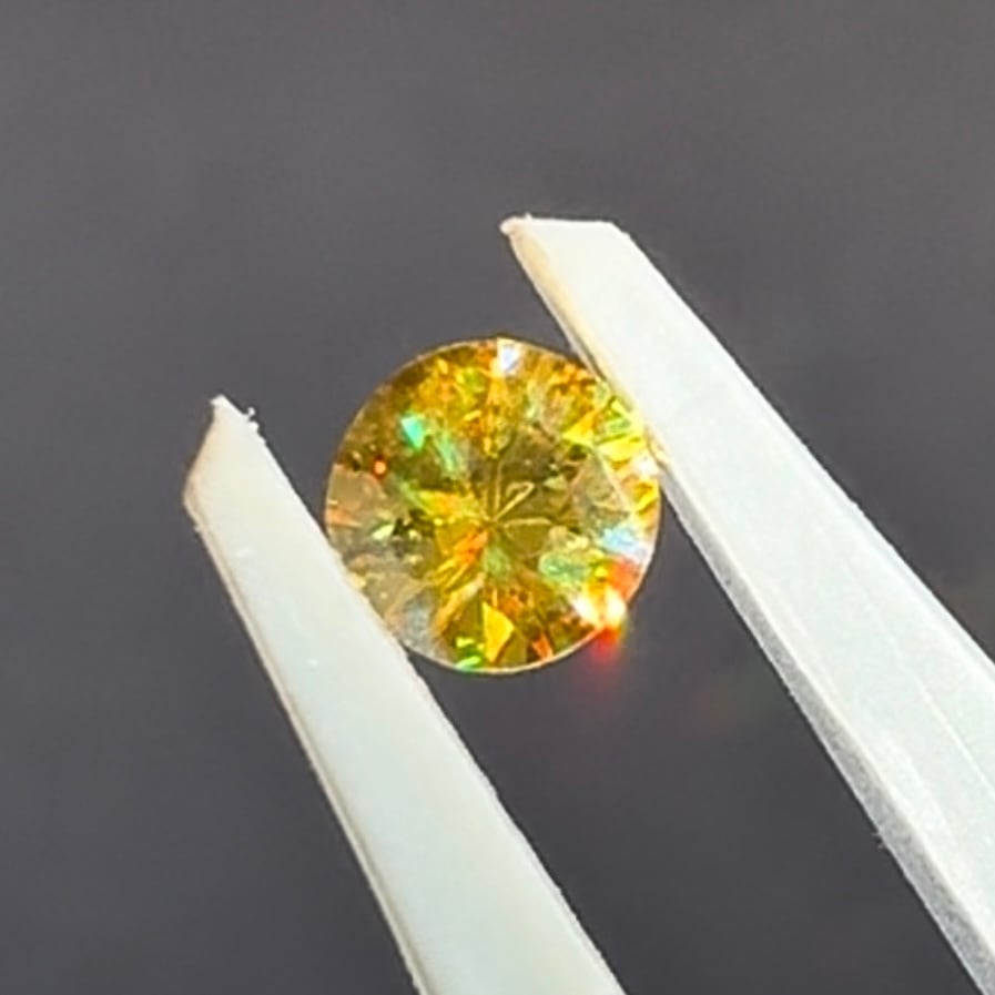 スフェーン 0.26ct 4mm 【MJ2427】