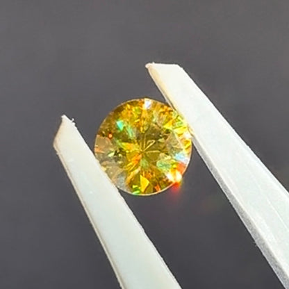 スフェーン 0.26ct 4mm 【MJ2427】