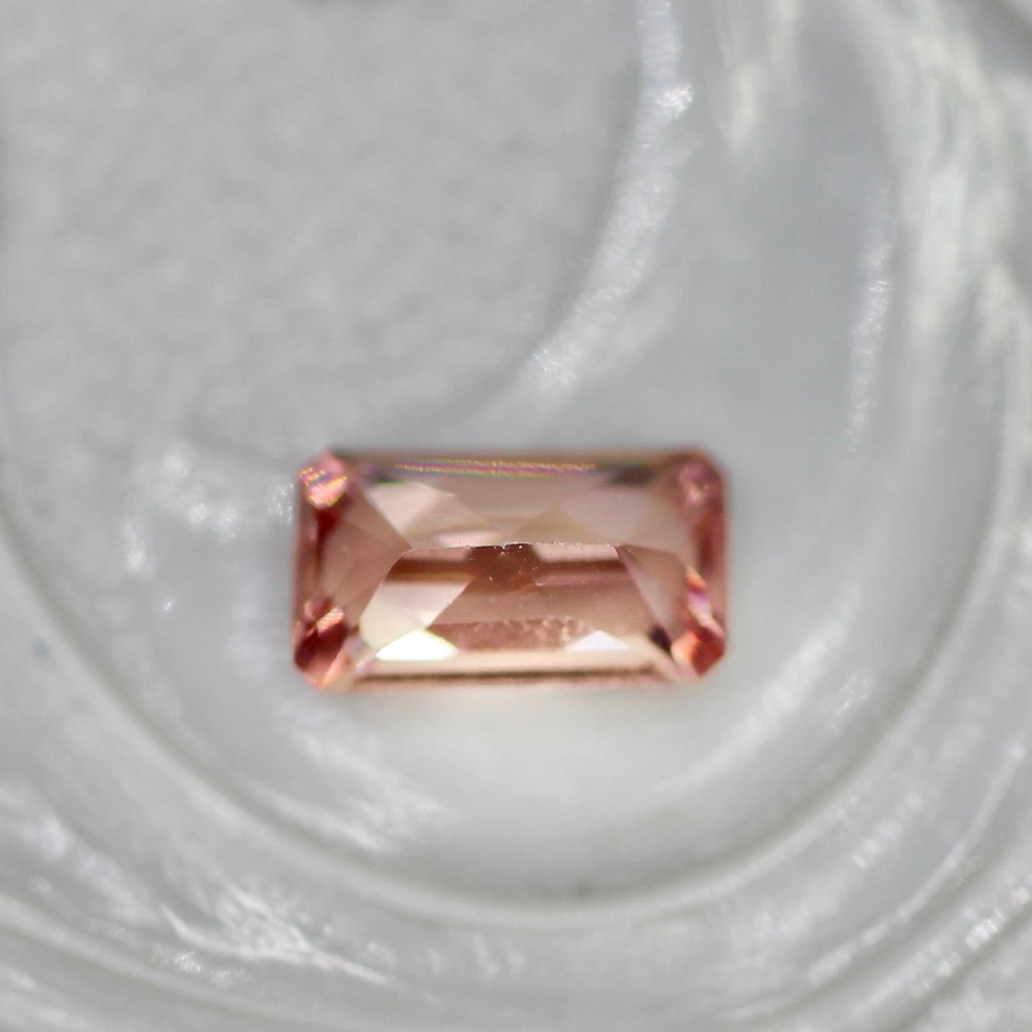 ピンクジルコン 0.36ct レクタングルカット 5.1mm×2.9mm×2.3mm【MJ2702】