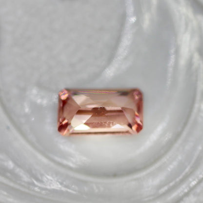 ピンクジルコン 0.36ct レクタングルカット 5.1mm×2.9mm×2.3mm【MJ2702】