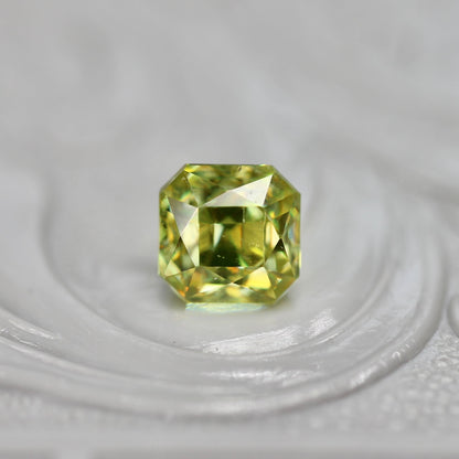 スフェーン 0.82ct ラディアントミックスカット 4.3mm×4.4mm×4.0mm【MJ2722】