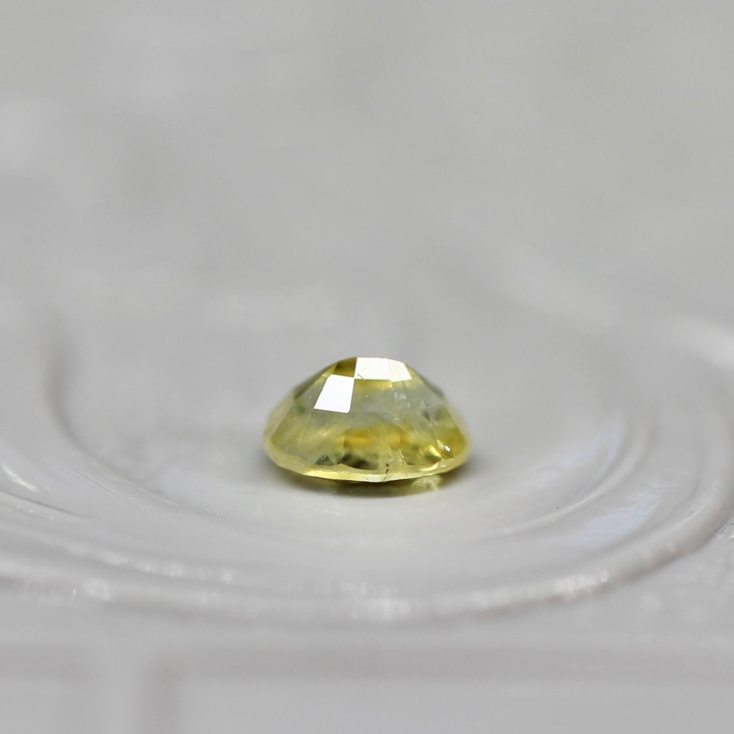 モンタナサファイア 0.26ct オーバルカット 3.8mm×2.7mm×1.9mm  【MJ2633】