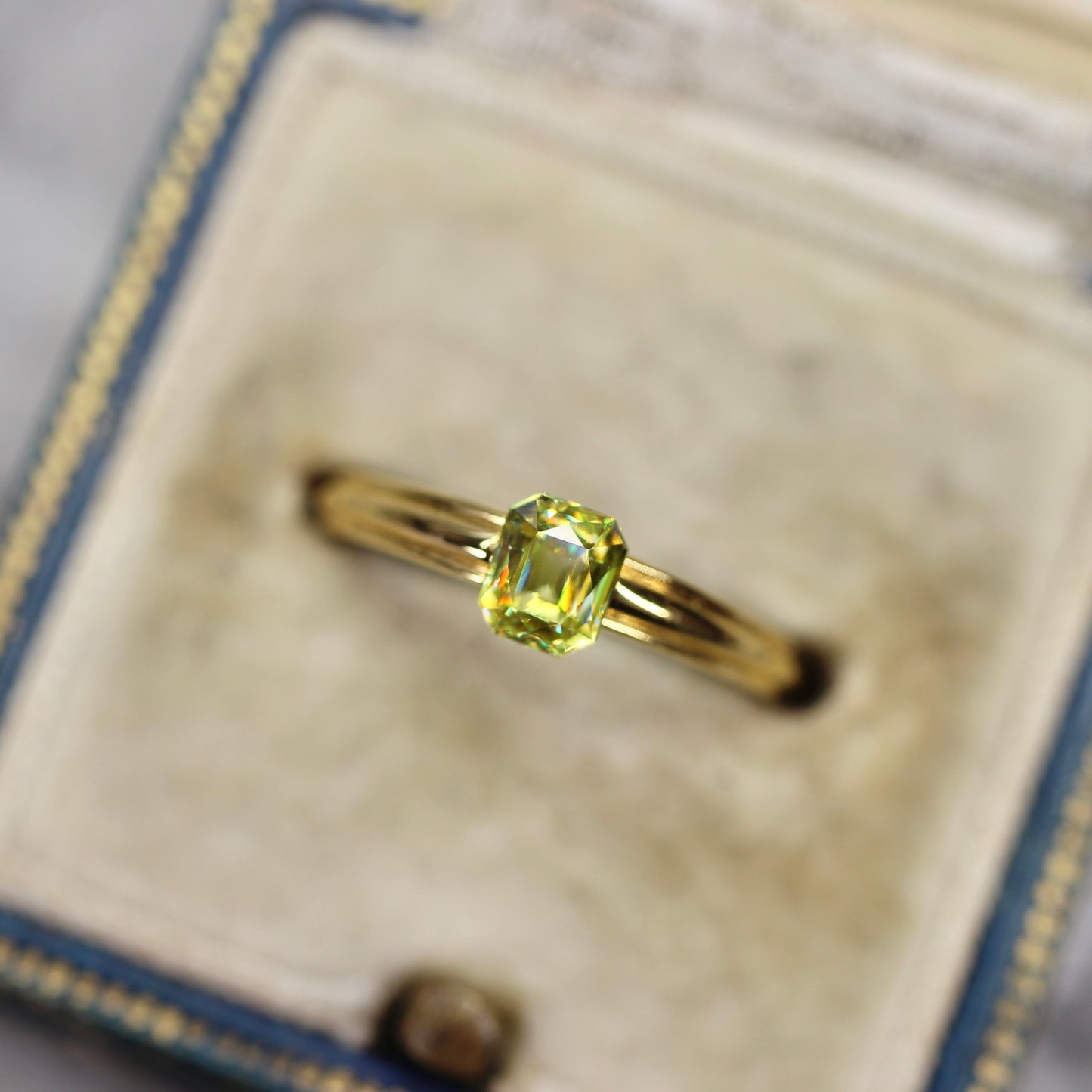 スフェーン 0.61ct ラディアントミックスカット 4.6mm×3.8mm×2.6mm【MJ2725】