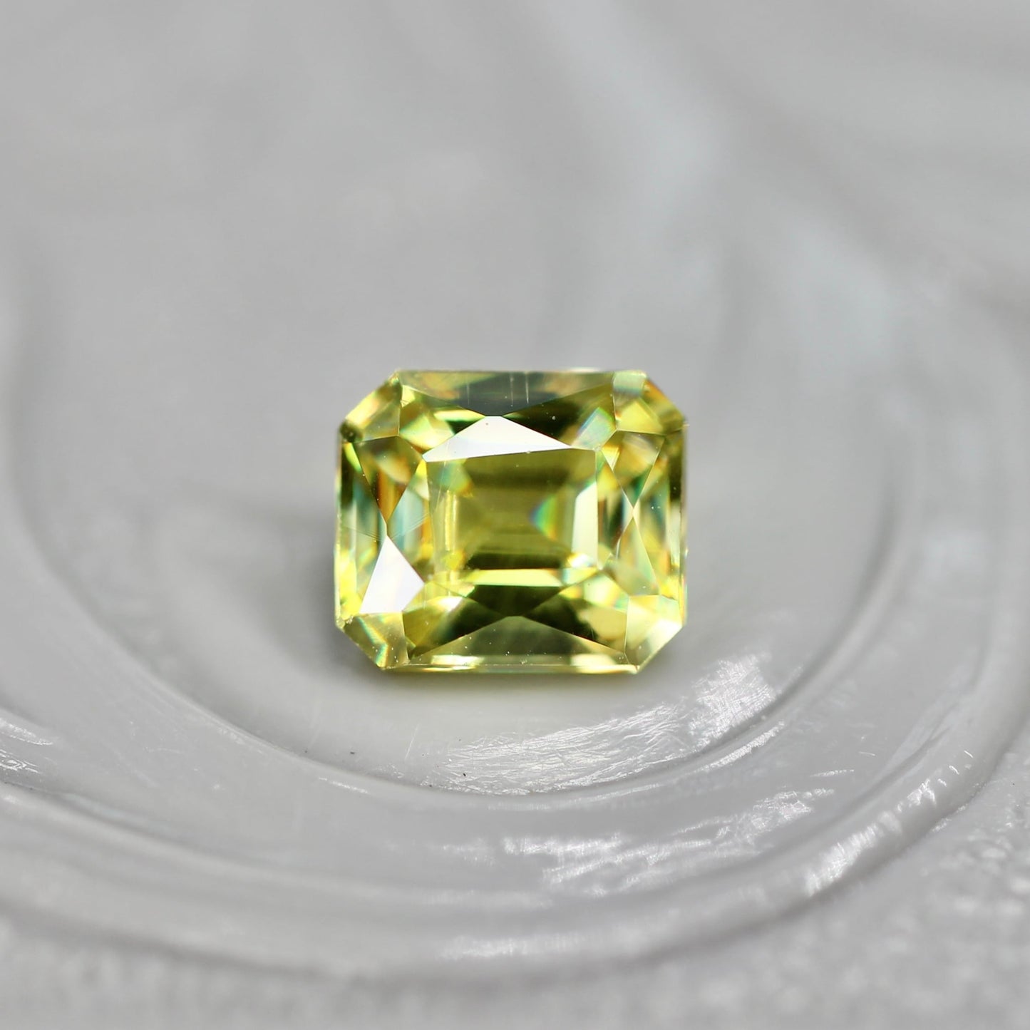 スフェーン 0.45ct ラディアントミックスカット 4.2mm×3.5mm×2.4mm【MJ2726】