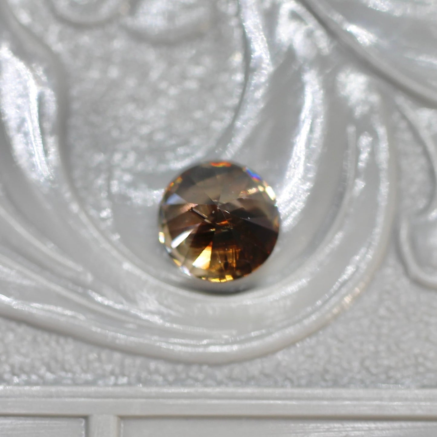 ラウンドカット バイカラーキャシテライト 1.23ct 4.7mm×4.7mm×3.2mm【MJ2617】