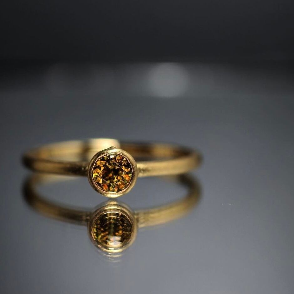 スフェーン 0.12ct 3mm 【MJ2428】