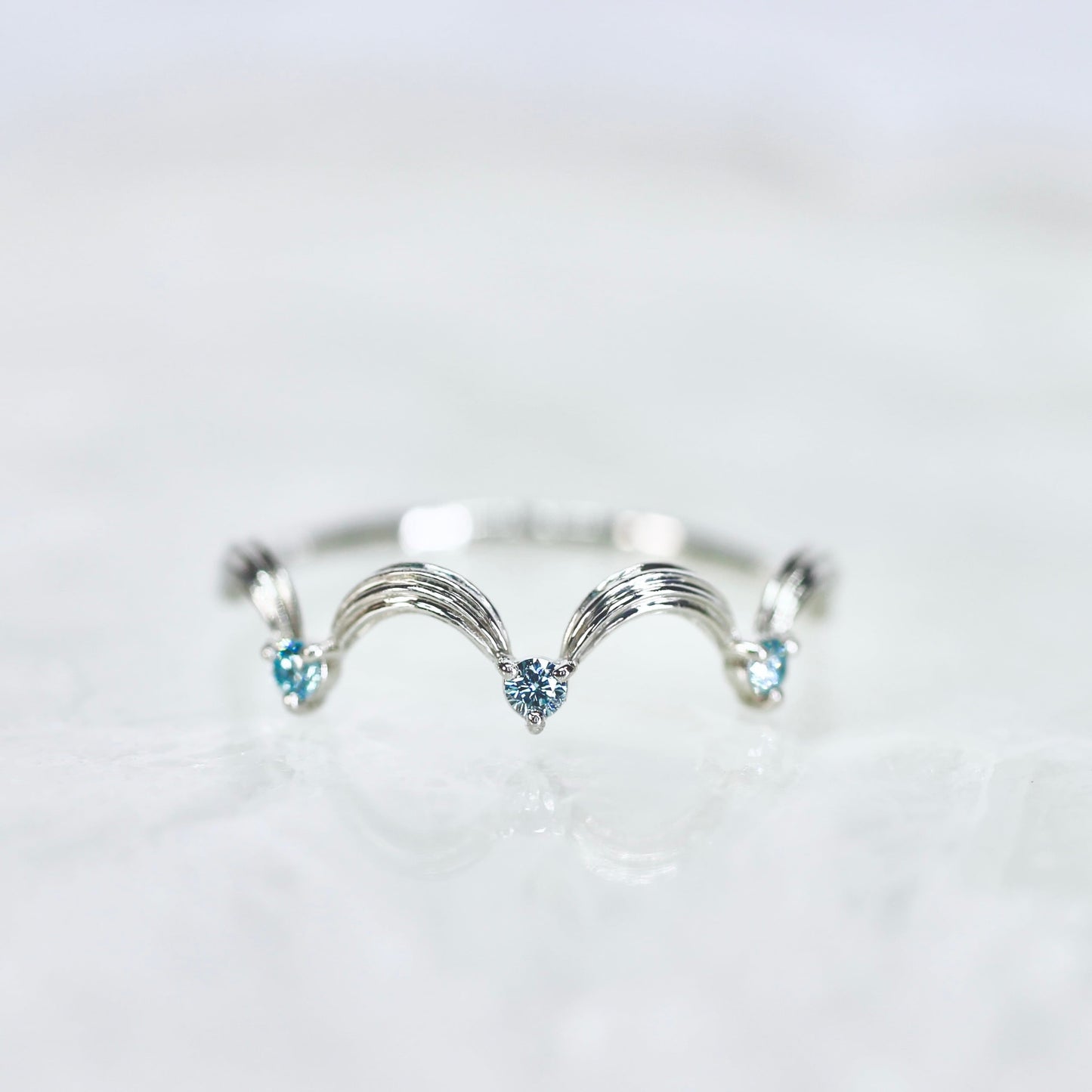 アイスブルーダイヤモンド 計0.06ct ラウンドブリリアントカット Pt900 3本爪×クラウンアーム【MJ2844】