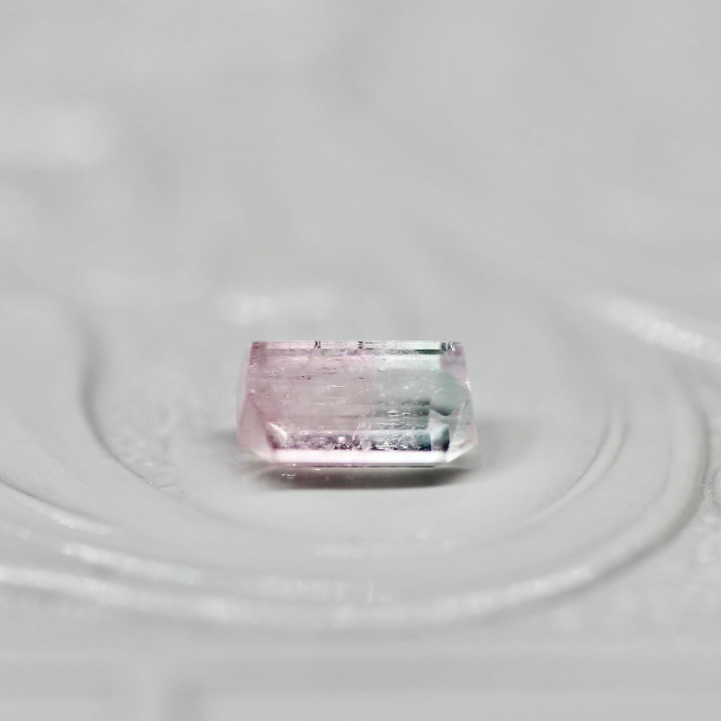 バイカラートルマリン 0.44ct エメラルドカット 5.3mm×3.5mm×2.9mm【MJ2670】