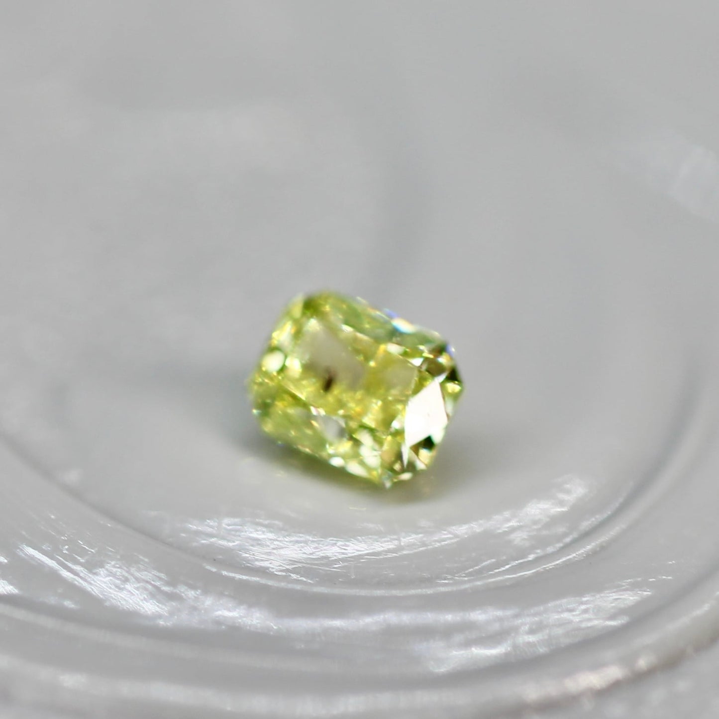 スクエアカット イエローダイヤモンド 0.13ct 3.1mm×2.5mm×2.0mm 【MJ2622】