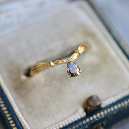 コニャックブラウンダイヤモンド0.218ct 3本爪×アンティークVアーム K18YG リング 【MJ2410】