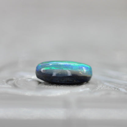 ブラックオパール 0.56ct オーバルカボションカット 7.7mm×4.0mm×3.1mm【MJ2644】