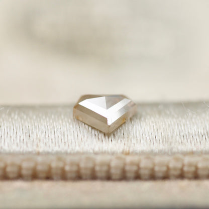 ダイヤカット ナチュラルダイヤモンド 0.25ct 3.6mm×4.4mm-1.4mm 【MJ2489】