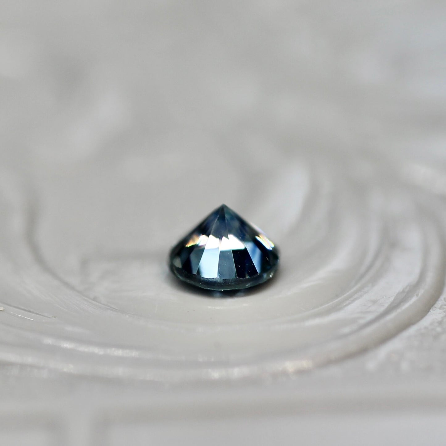 モンタナサファイア 0.25ct ラウンドカット 3.8mm×3.8mm×2.5mm アメリカ・モンタナ州産 紫陽花【MJ2598】