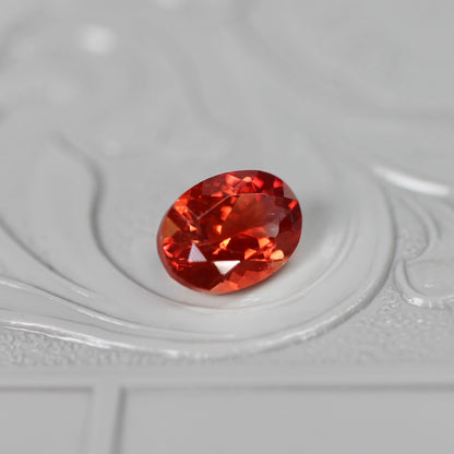 オーバルカット レッドラブラドライト 0.77ct 6.5mm×4.8mm-3.1mm 【MJ2510】