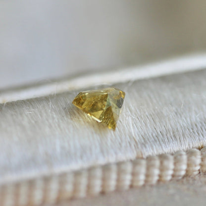 ダイヤカット オリーブブラウンダイヤモンド 0.14ct 3.7mm×3.8mm-1.6mm 【MJ2468】