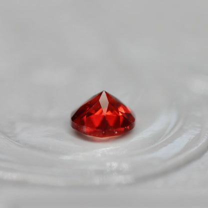 レッドラブラドライト 0.19ct ラウンドカット 4.0mm×4.0mm×2.5mm【MJ2569】