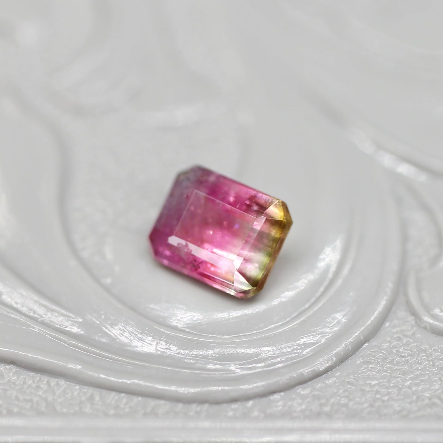 パーティーカラードトルマリン 0.50ct エメラルドカット 5.1mm×4.1mm×2.7mm【MJ2663】