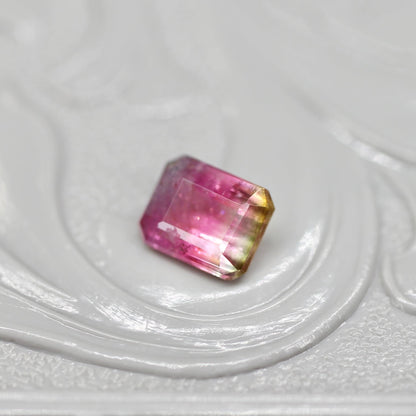 パーティーカラードトルマリン 0.50ct エメラルドカット 5.1mm×4.1mm×2.7mm【MJ2663】