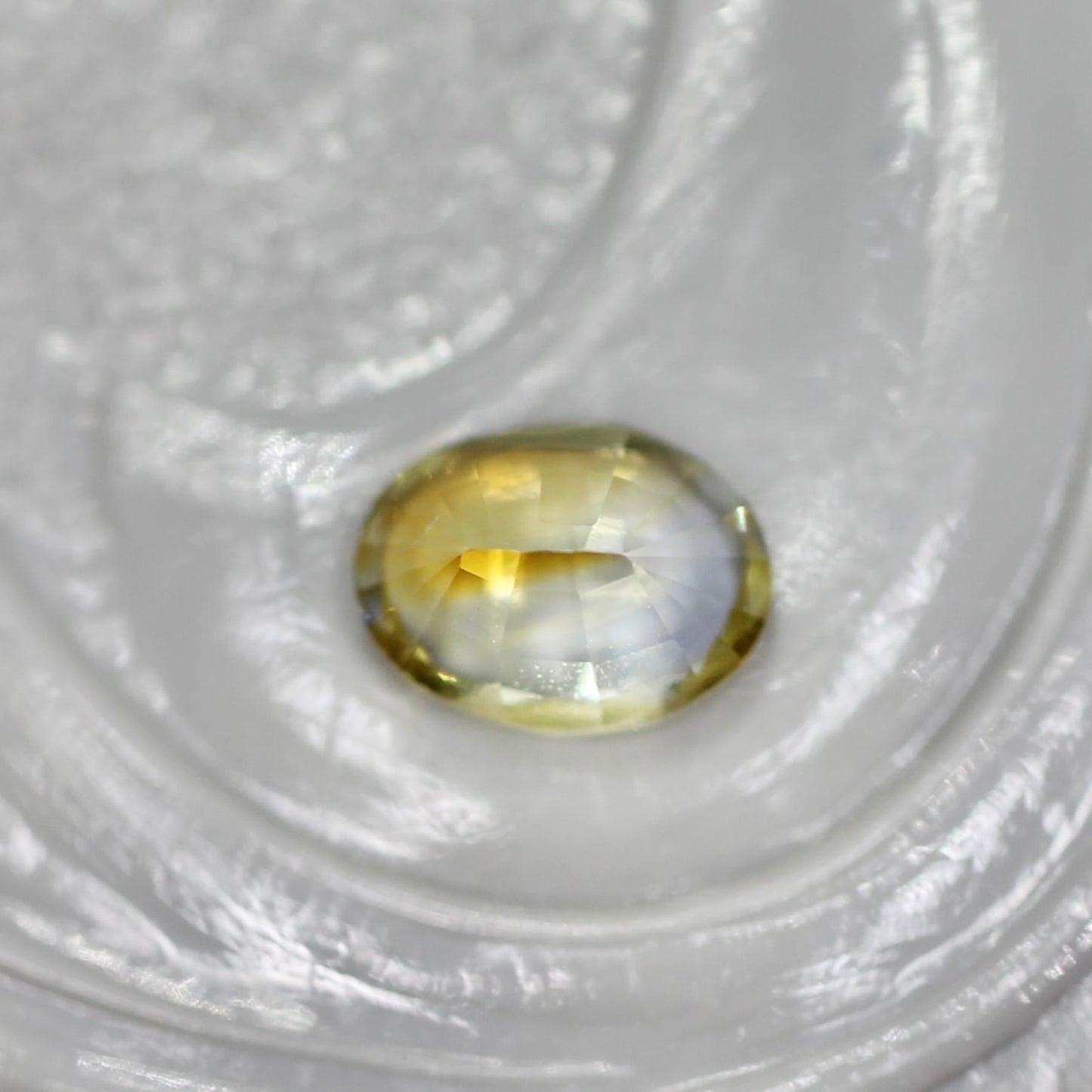 バイカラーサファイア 0.23ct オーバルカット 4.3mm×3.3mm×2.2mm【MJ2559】