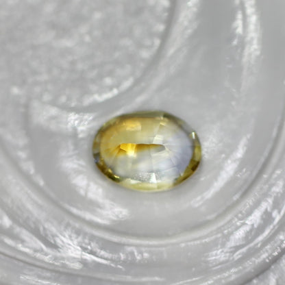 バイカラーサファイア 0.23ct オーバルカット 4.3mm×3.3mm×2.2mm【MJ2559】