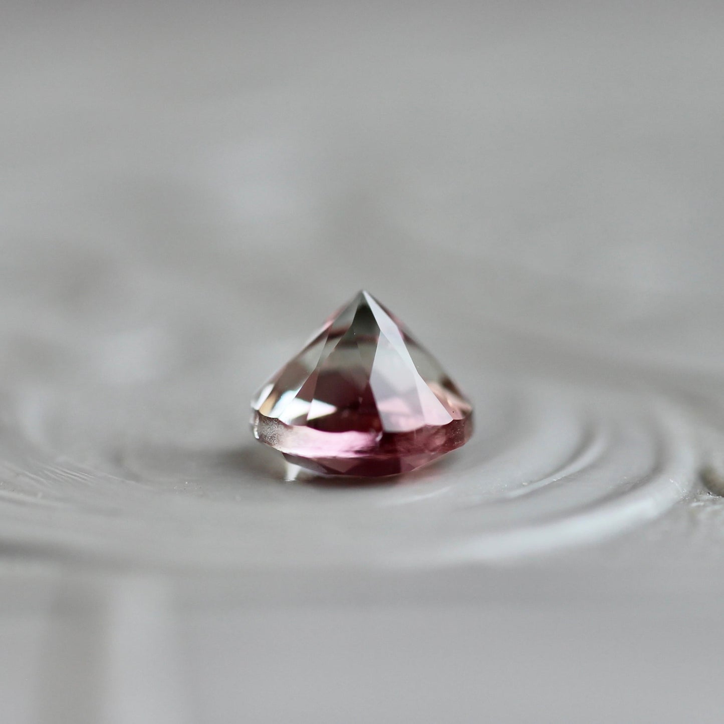 バイカラートルマリン 0.46ct 4.8mm 【MJ2422】