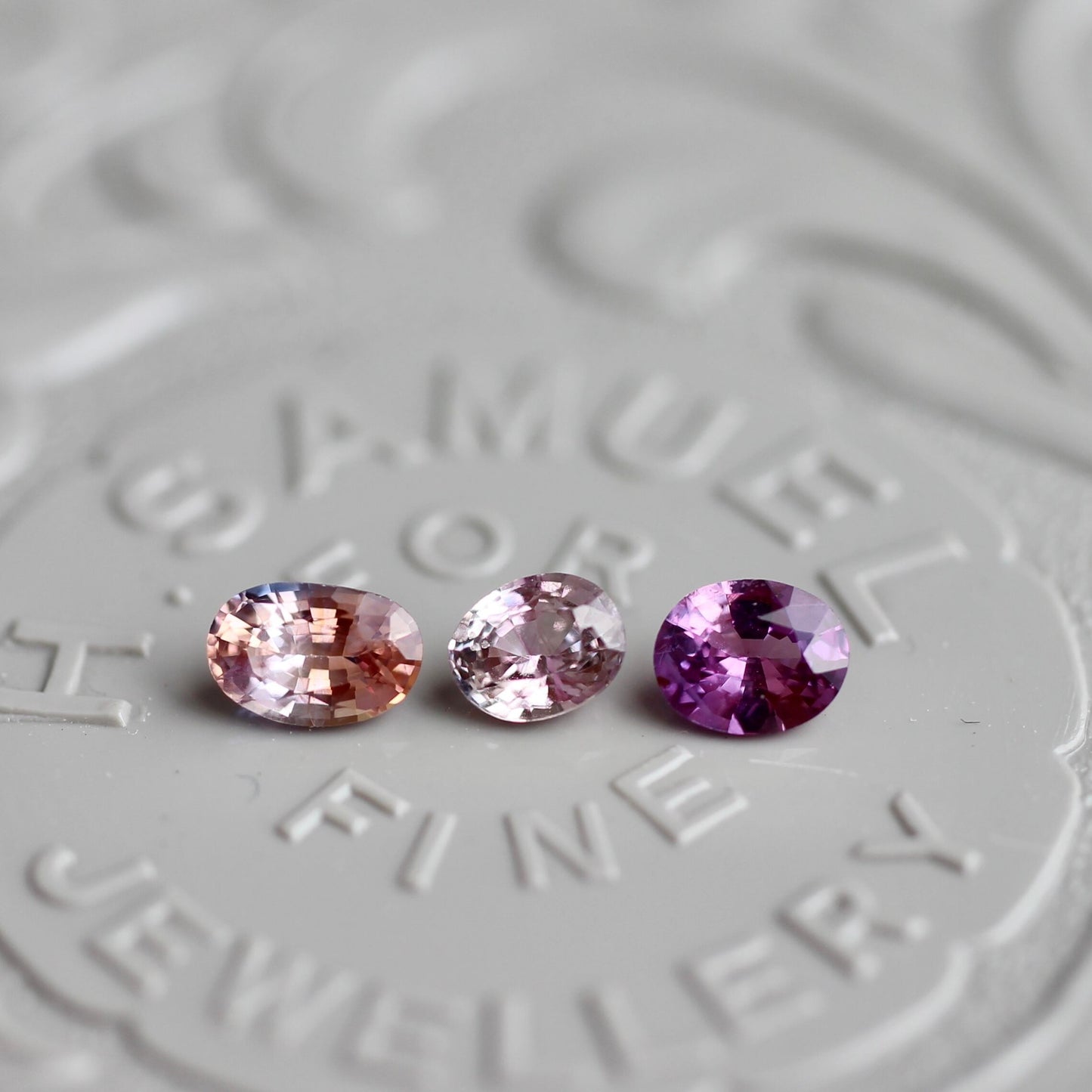 バイカラーサファイア 0.21ct オーバルカット 3.8mm×3mm 【MJ2463】