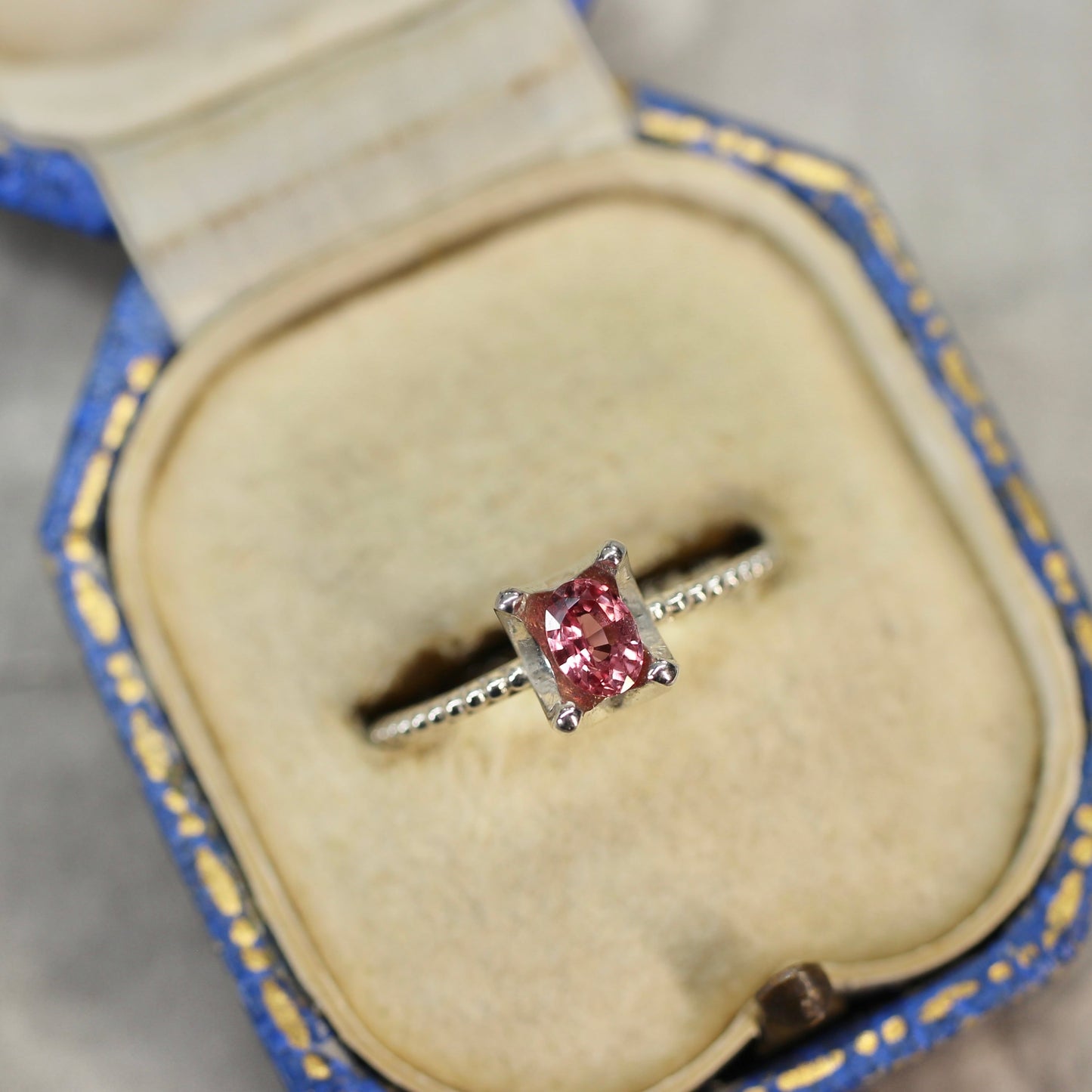 オーバルカット パパラチアサファイア 0.385ct  4.5mm×3.2mm×2.0mm ソーティング付き【MJ2580】