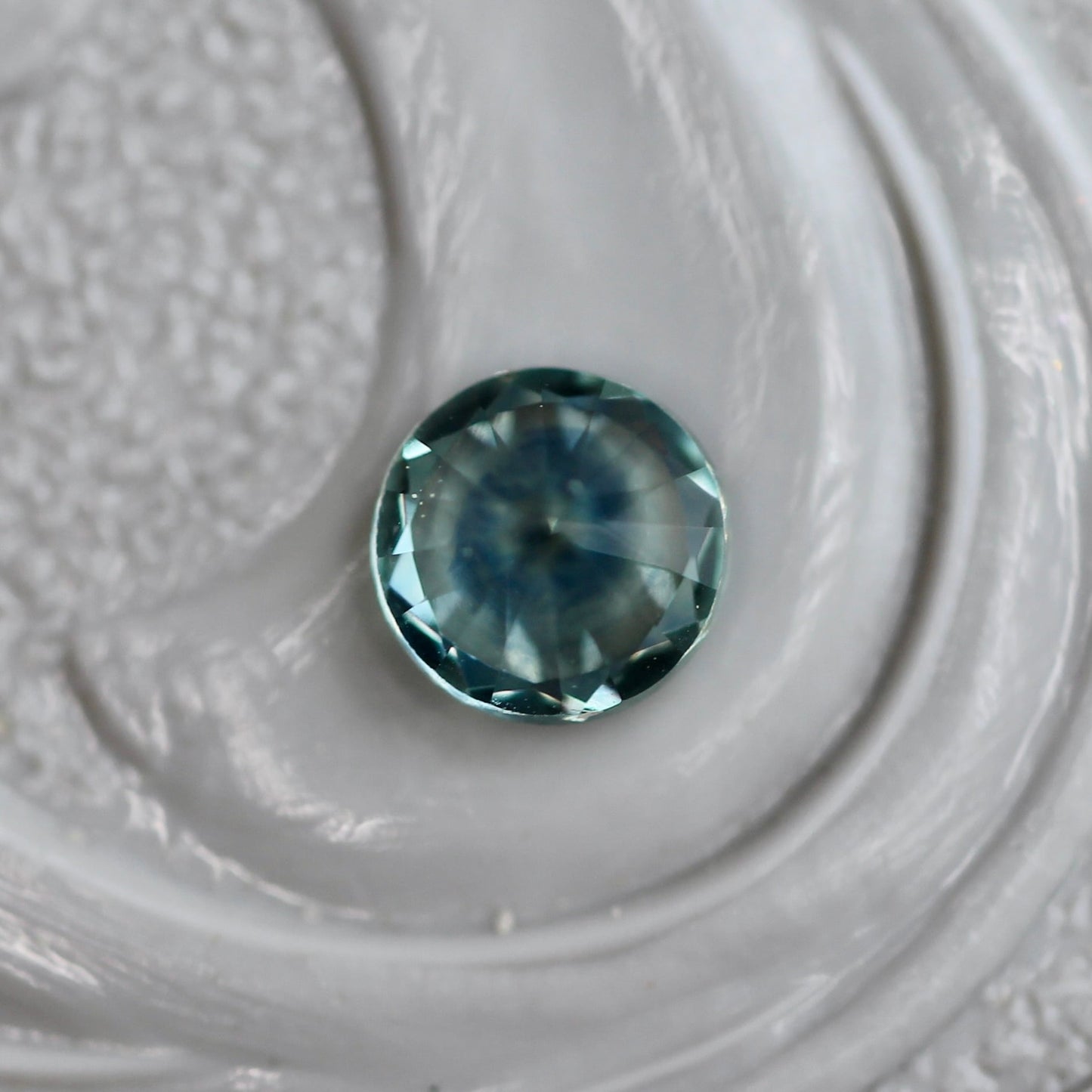 モンタナサファイア 0.25ct 3.7mm アメリカ・モンタナ州産  朝顔【MJ2426】