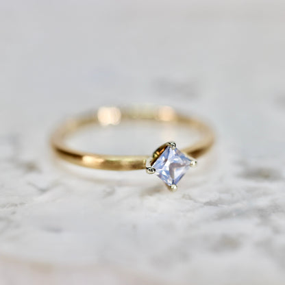 シルキーホワイトサファイア 0.3ct プリンセスカット K10WG×K10YG 4本爪(立て爪)×テーパーアーム(マット)【MJ2845】