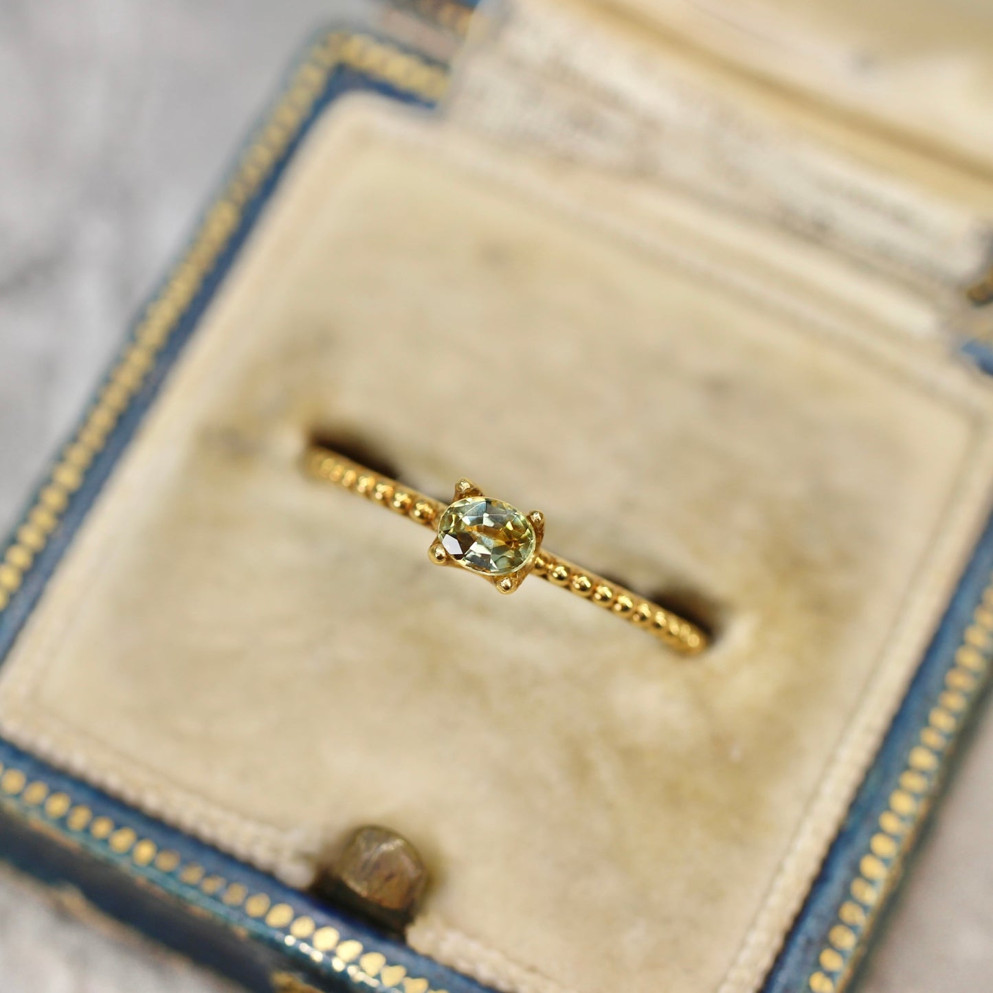 モンタナサファイア 0.23ct オーバルカット 3.6mm×2.6mm×1.8mm  【MJ2635】